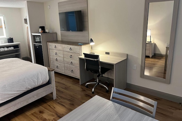 Suite, 1 Queen Bed, Non Smoking