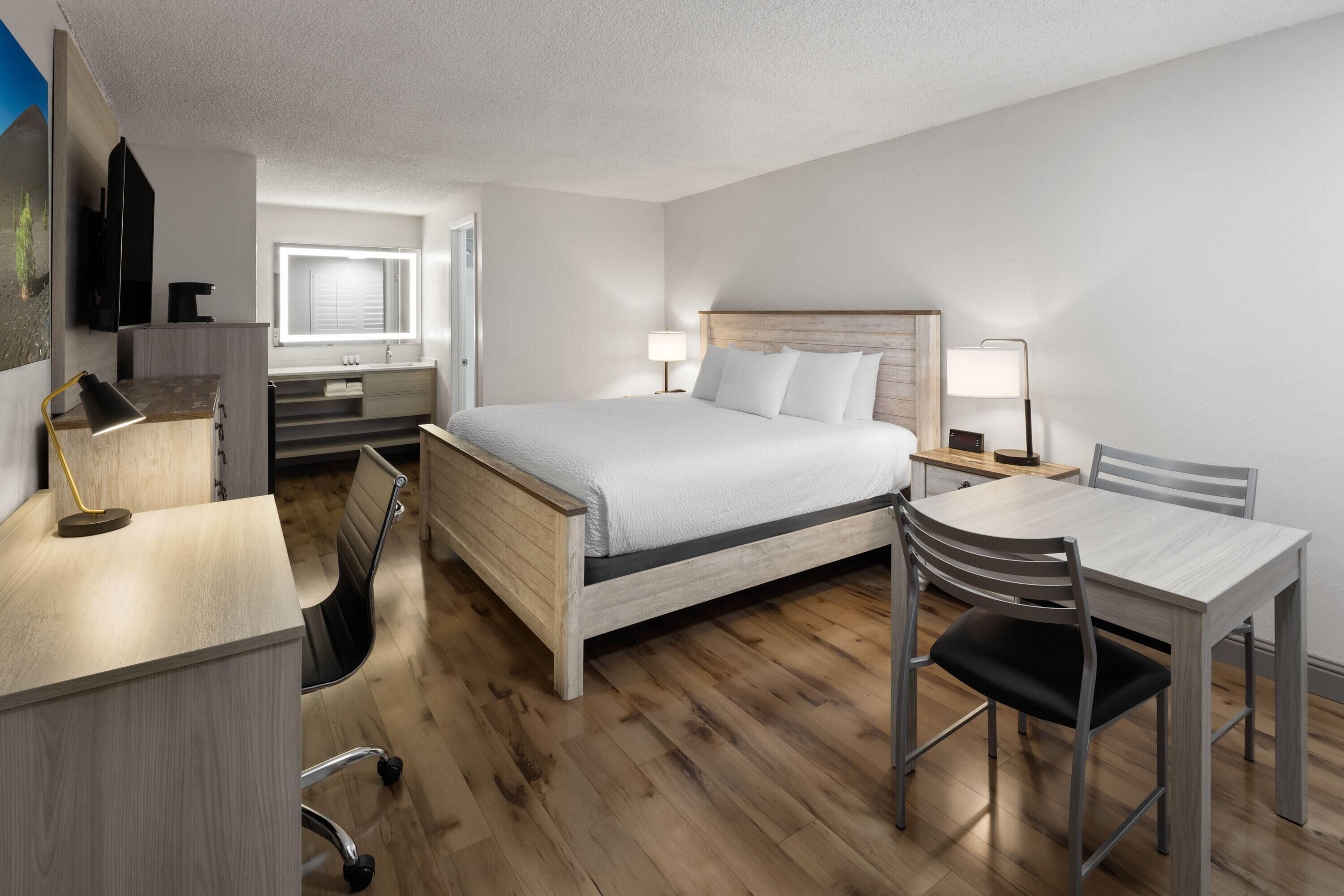 客房, 1 张特大床, 无烟房 | 高档床上用品、客房内保险箱、办公桌、熨斗/熨衣板