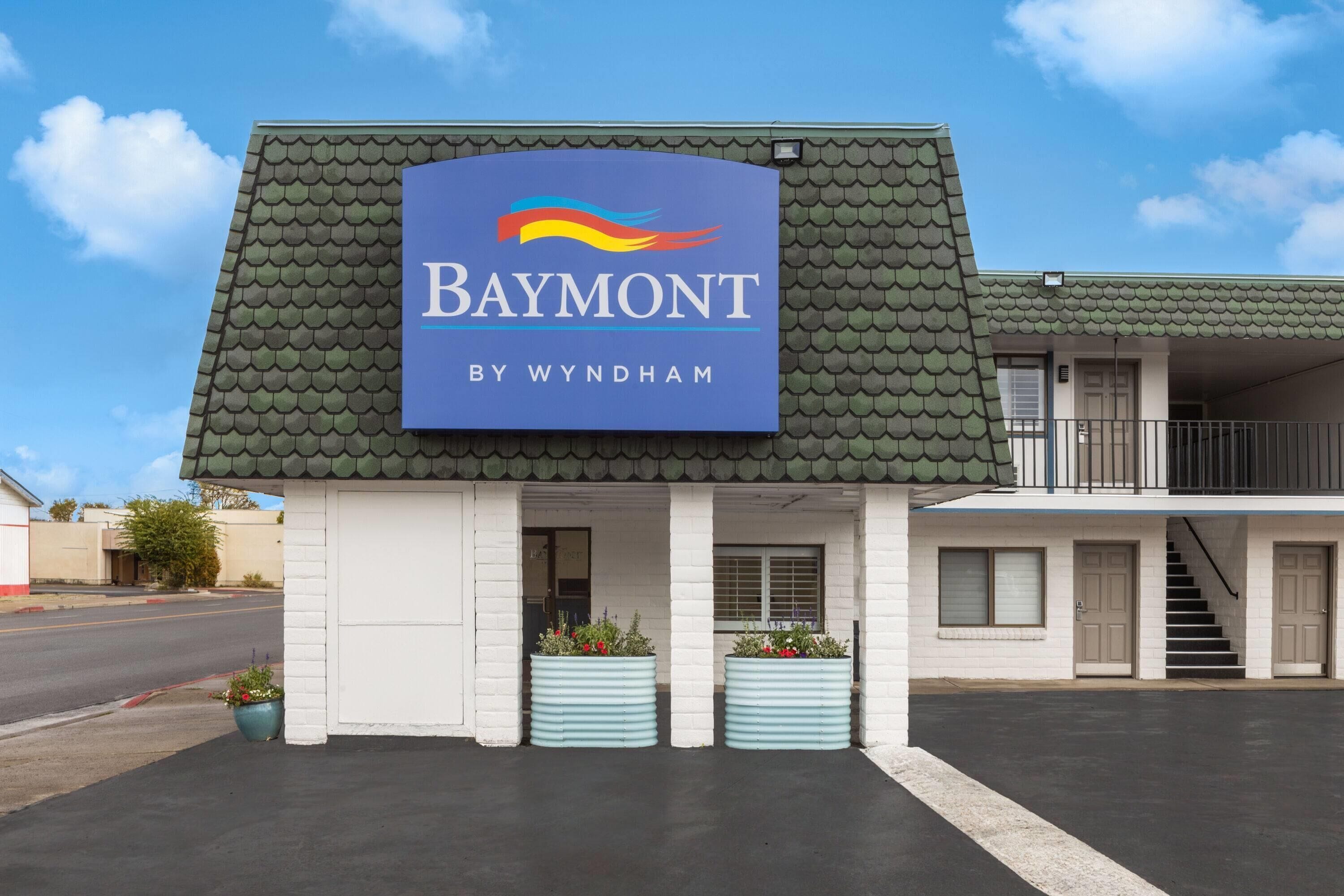 Un edificio con un cartel que dice "Baymont by Wyndham".