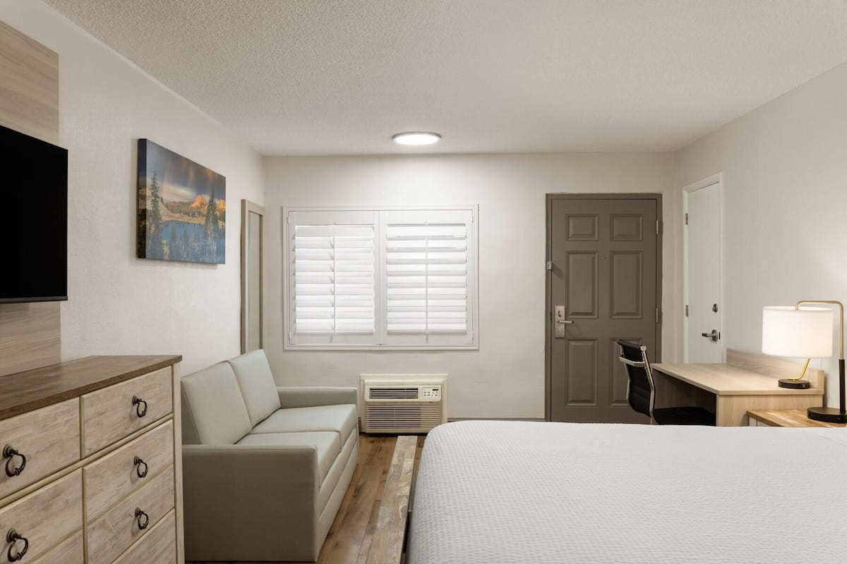 Suite, 1 Queen Bed, Non Smoking | Premium bedding, in-room safe, desk, iron/ironing board