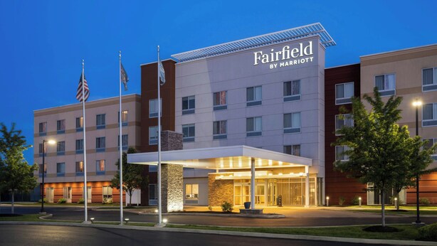 A Fairfield by Marriott hotel with a modern facade, multiple floors, and a covered entrance. - Fairfield Inn & Suites by Marriott Indianapolis Fishers (Indianapolis)