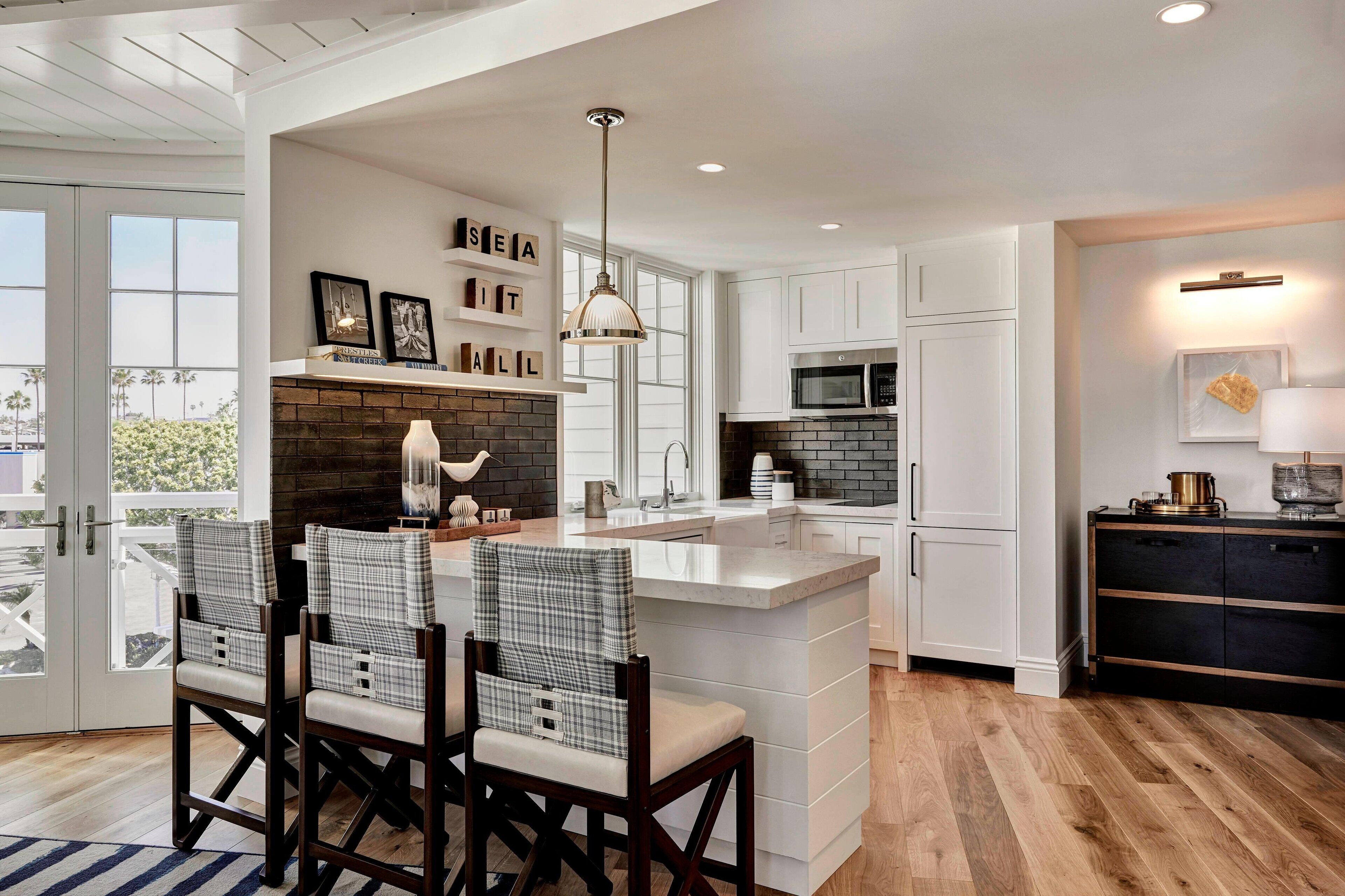 executive suite, 1 king bed, non smoking | private kitchen | mini-fridge, electric kettle