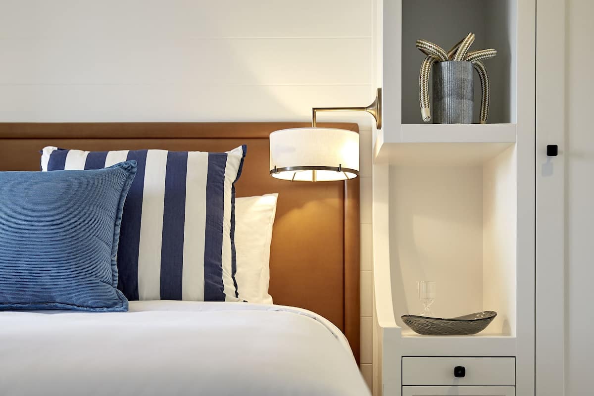 Hochwertige Bettwaren, Daunenbettdecken, Pillowtop-Betten, Zimmersafe