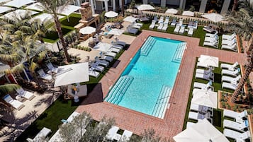 Una piscina al aire libre, cabañas de piscina (de pago), sombrillas