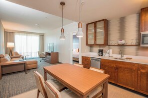 Down comforters, in-room safe, desk, laptop workspace - Residence Inn by Marriott Cincinnati Midtown/Rookwood (Cincinnati)