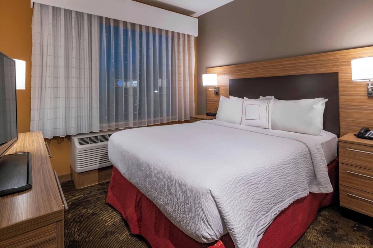 suite, 1 bedroom, mountain view | premium bedding, individually decorated, individually furnished, desk