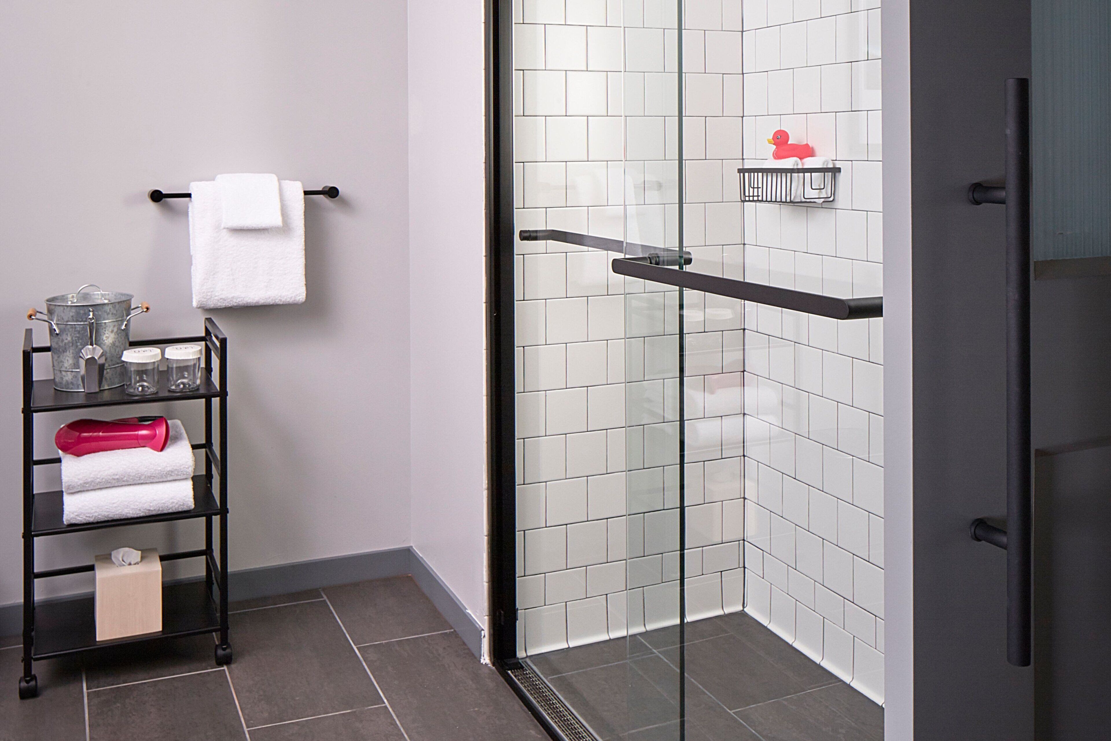 deluxe room, 2 double beds, non smoking, mountain view | bathroom | shower, free toiletries, hair dryer, towels