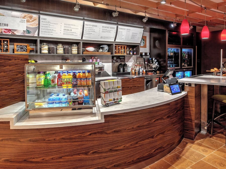 Se sirven desayunos, almuerzos y cenas; cocina americana