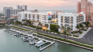 Un hôtel situé au bord de l’eau, doté de nombreux balcons, d’un port de plaisance et offrant une vue sur l’océan.