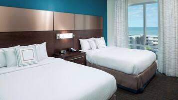 Meja kerja, tirai kedap cahaya, dan setrika/meja setrika