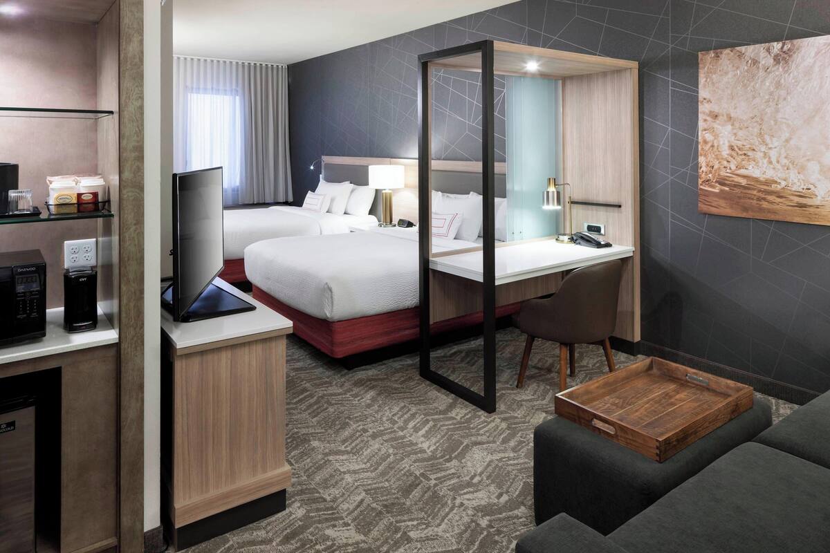 Ein Hotelzimmer mit Bett, Schreibtisch und Sitzecke.