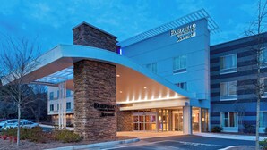 Ein Fairfield Inn & Suites Hotel mit modernem Design, das eine markante Stein Fassade und einen großzügigen Eingang zeigt.