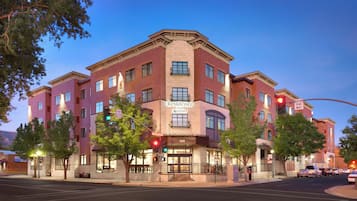 Welcome to the Marriott hotel, featuring a grand entrance and modern architecture.