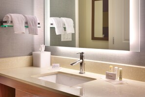 وحدات دش مع أحواض استحمام، مستلزمات مجانية للعناية الشخصية، مجففات شعر