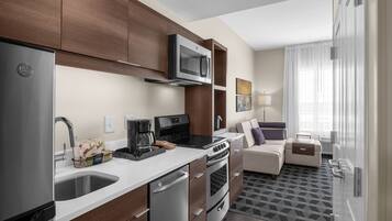 Refrigerador con congelador, microondas y parrilla de estufa