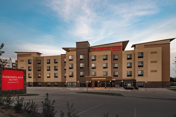 Un hotel Towneplace Suites Marriott de varios pisos con un diseño arquitectónico moderno, que cuenta con una entrada destacada y un área de estacionamiento al frente.
