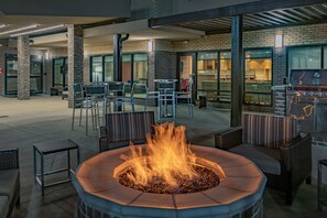 An outdoor seating area with a fire pit, tables, and chairs. - TownePlace Suites by Marriott Dallas Mesquite (Mesquite)