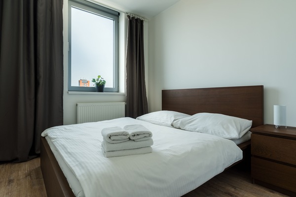 Tabla de planchar con plancha, wifi gratis y ropa de cama