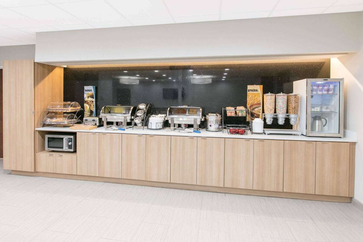 free daily full breakfast