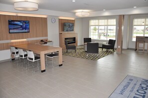 Lobby lounge - Microtel Inn & Suites by Wyndham Lubbock (Lubbock)