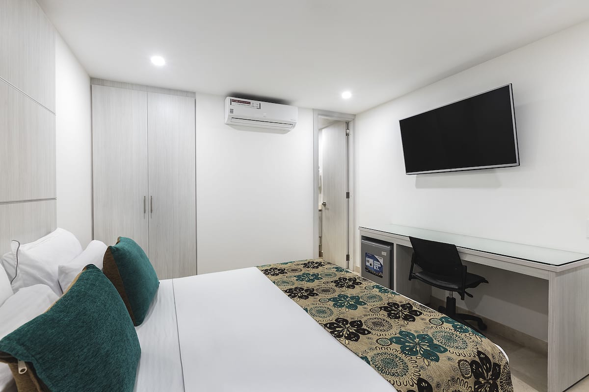 Minibar, coffres-forts dans les chambres, bureau