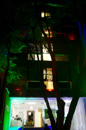 Fachada da propriedade à noite