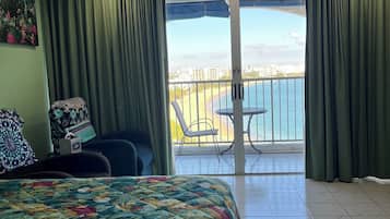 Tabla de planchar con plancha, wifi y ropa de cama