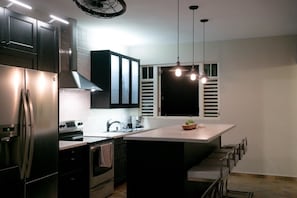 Frigorifero, microonde, forno, piano cottura