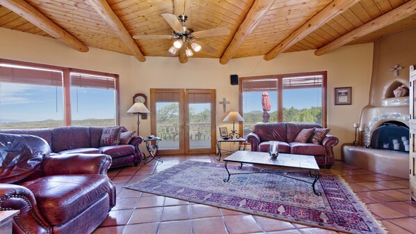 TV connectée, cheminée, lecteur de DVD, livres