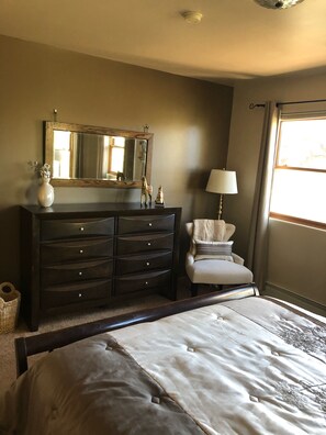 4 bedrooms, desk, iron/ironing board, free WiFi