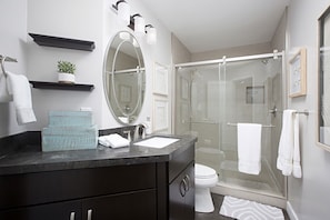 Combined shower/bathtub, jetted bath, hair dryer, towels - 7 Bedrooms In The Village! Beautifully Furnished (San Diego)