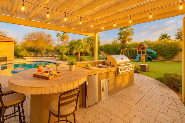 Outdoor dining - Snow Cones | Pizza Oven | S`mores | Movie Nights (Scottsdale)