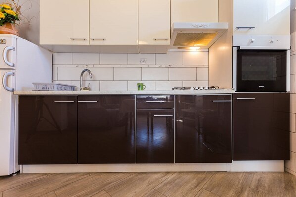 Fridge, oven, stovetop, cookware/dishes/utensils - Amazing 2 Bedroom Apartment - MAGICAL ISLAND EXPERIENCE - CROATIA! (Kukljica)