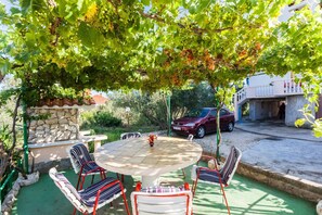 Outdoor dining - Amazing 2 Bedroom Apartment - MAGICAL ISLAND EXPERIENCE - CROATIA! (Kukljica)