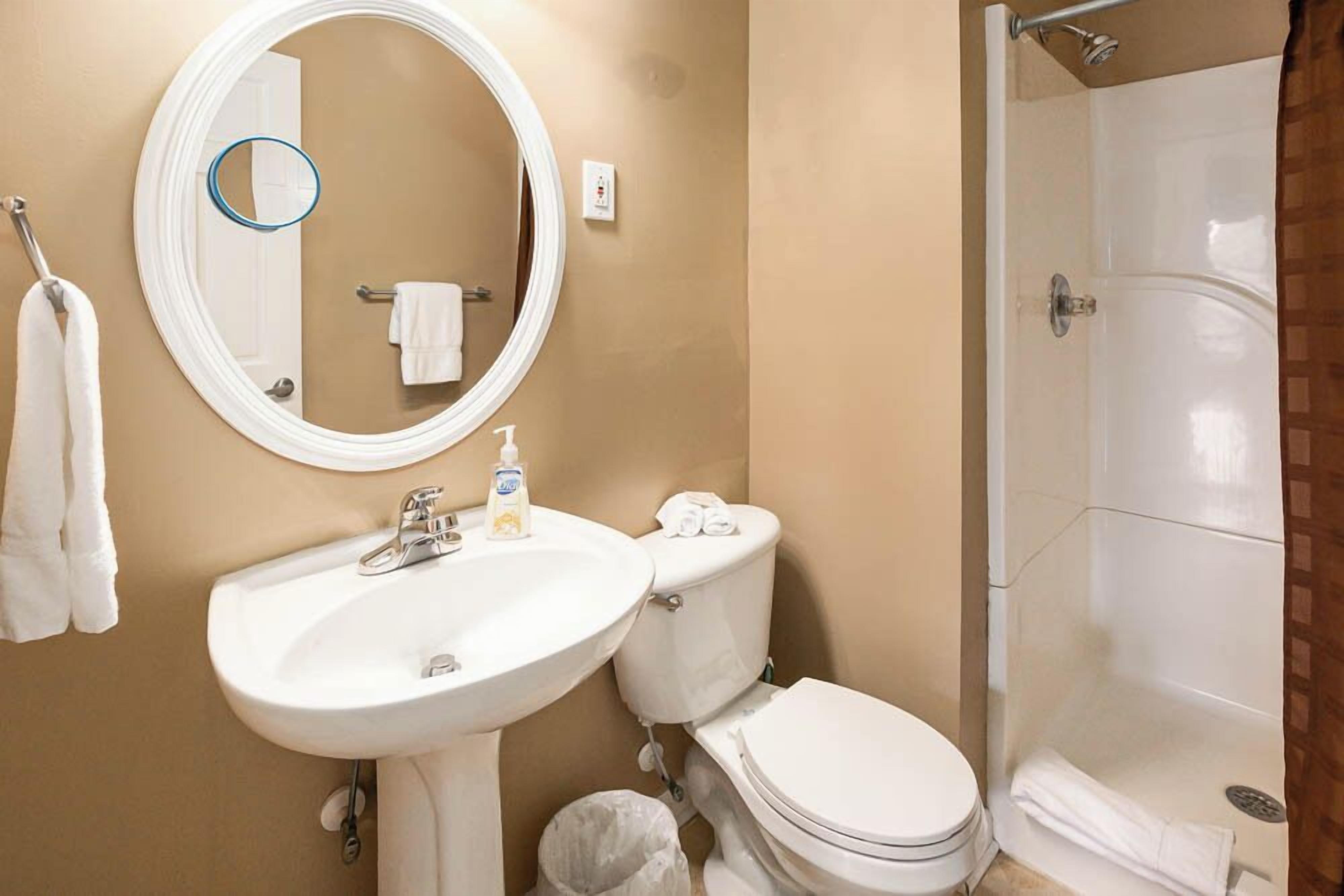 Un baño con lavabo, inodoro y ducha.