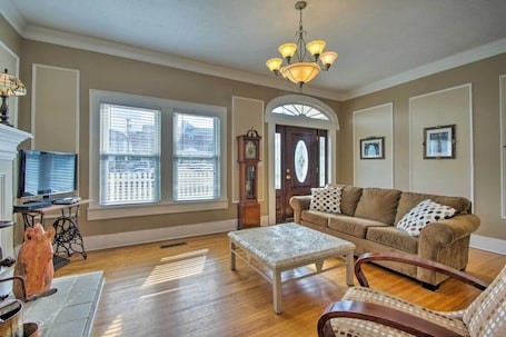 TV, DVD player. 2 bedroom house on King Street in the heart of downtown Boone