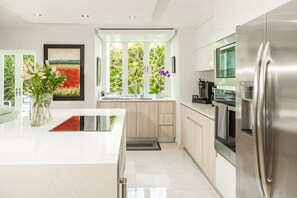 ثلاجة، ميكروويف، فرن، موقد طهي مسطح