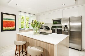 Fridge, microwave, oven, stovetop - The Coral - Luxury House near Beach w/ Private Pool (Carolina)