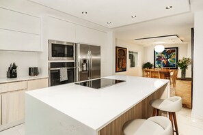 ثلاجة، ميكروويف، فرن، موقد طهي مسطح