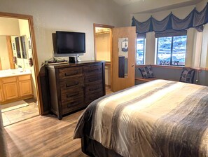 4 habitaciones, escritorio y tabla de planchar con plancha 