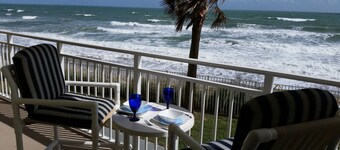 ON THE BEACH, BEAUTIFULLY RENOVATED, ONSITE MANAGEMENT, GREAT RESTAURANTS NEARBY