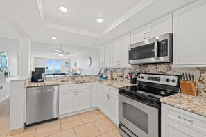 Réfrigérateur, four à micro-ondes, un four, surface de cuisson