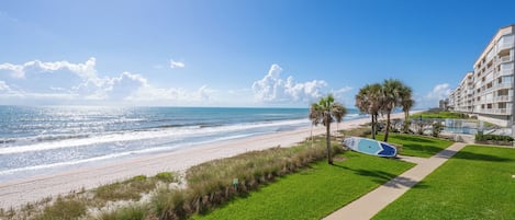Sur la plage, chaise longue, parasol, serviettes de plage