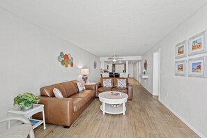 TV connectée, lecteur de DVD, jouets, livres