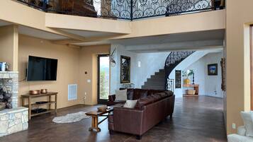 Smart-TV, Kamin, Netflix, DVD-Player