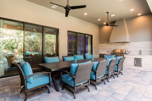 تناول الطعام بالخارج