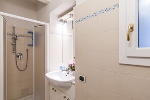 Shower, hair dryer, bidet, towels - Beautiful apartment sleeps  in the city centre of Florence (Firenze)