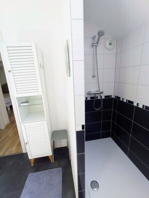 Douche, sèche-cheveux, serviettes fournies, savon