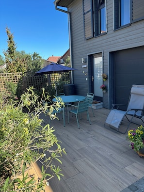 Outdoor dining - COLMAR, 2 bedrooms, 10 min walk from the center. Quiet location, garden and garage. (Colmar)