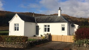 A white house with a stone wall, a wooden gate, and a stone wall in front. - A Little Gem in The West Highlands, Argyll Inveraray Loch Fyne views, sleeps 4 (Inveraray)